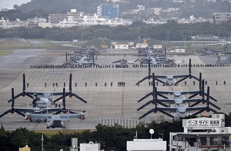 Một chiếc V-22 biến thể dành cho Lính thủy Đánh bộ Mỹ có thể chở theo 24 binh sĩ hoặc 9 tấn hàng hóa các loại. Trái tim của nó là hai động cơ АЕ1107С Liberty có công suất 6.150 mã lực mỗi chiếc, với tốc độ bay tối đa tới 510 km/h ở chế độ máy bay và 184 km/h ở chế độ trực thăng. Nguồn ảnh: The Japan Times.