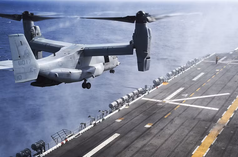 Thiết kế cánh đặc biệt của V-22 giúp nó có thể cất và hạ cánh trên nhiều loại địa hình mà không cần đường băng bên cạnh đó chúng cũng có thể được gấp gọn lại nếu được triển khai trên tàu sân bay. Mà trong trường hợp này của Nhật Bản là trên các tàu sân bay trực thăng lớp Izumo. Nguồn ảnh: RP Defense.