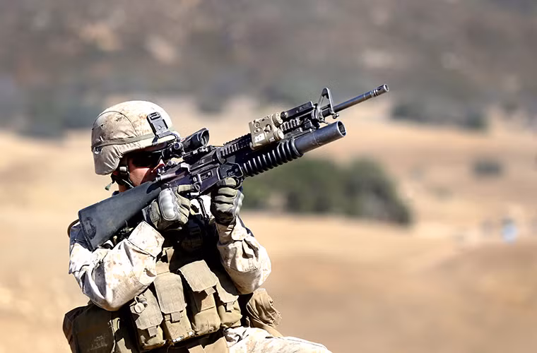 Dù vậy M16A4 vẫn không thực sự thoát khỏi cái bóng của M16 khi nó vẫn mắc phải một số lỗi kỹ thuật của dòng súng trường tấn công này. Trong một đợt thử nghiệm vào năm 2002, M16A4 gây ra 61 lỗi trong tổng số 69.000 lần bắn một con số khá ấn tượng so với các biến thể M16 trước đó nhưng vẫn khiến nó bị đánh giá không đạt. Nguồn ảnh: Wikimedia.