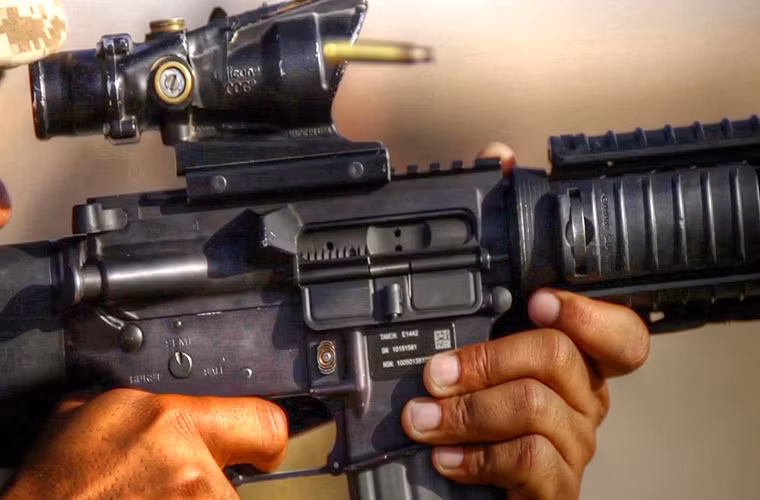 M16A4 có trọng lượng rỗng khoảng 3.4kg và khi nạp đạn là hơn 4kg, nó có chiều dài tối đa 1.000mm với nòng súng dài 508mm. Nhằm đáp ứng yêu cầu của chiến tranh hiện đại thiết kế của M16A4 cũng được thay đổi rõ nét với việc loại bỏ quai thanh ngắm cơ khí thay vào đó là hệ thống thanh rail chạy dọc thân súng và kể cả ốp nòng. Nguồn ảnh: thetruthaboutguns.com.