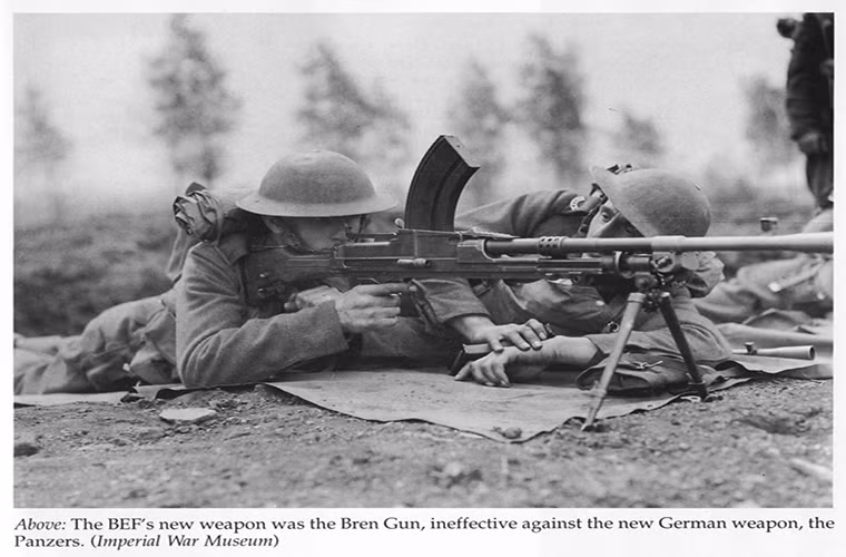 Tuy nhiên trọng lượng của Bren lại khá nặng lên đến hơn 10kg và dài hơn 1.1m, do đó không phải binh sĩ nào cũng có thể sử dụng được mẫu trung liên này. Tốc độ bắn của Bren có thể đạt 520 viên/phút đi kèm với đó là hộp tiếp đạn từ 20-30 viên. Nguồn ảnh: blogspot.com.