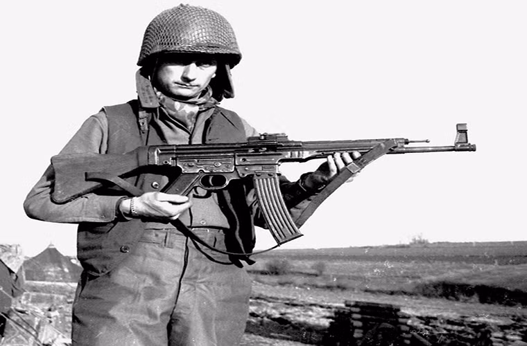 Đứng vị trí số một trong danh sách này chính là Sturmgewehr 44 (StG 44) mẫu súng “tương lai” của Đức trong CTTG 2, thậm cho người ta còn coi nó là mẫu súng trường tấn công đầu tiên trên thế giới. Tuy nhiên việc đưa vào trang bị StG 44 không thể giúp được nước Đức dành chiến thắng nhưng ít ra nó cũng giúp cứu mạng nhiều binh sĩ của nước này. Nguồn ảnh: blogspot.com.