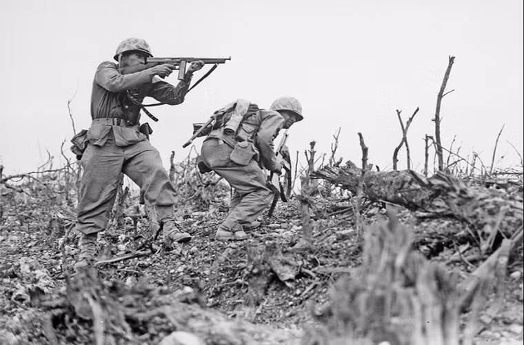 Nặng gần 5kg và có chiều dài cơ sở lên đến 850mm, Thompson là một trong những mẫu tiểu liên hoạt động hiệu quả nhất trong CTTG 2. Bản thân nó cũng có tốc độ bắn đáng nể có thể lên đến hơn 700 viên/phút với hộp tiếp đạn 20 hoặc trống đạn 50 viên. Nguồn ảnh: dnevno.rs.