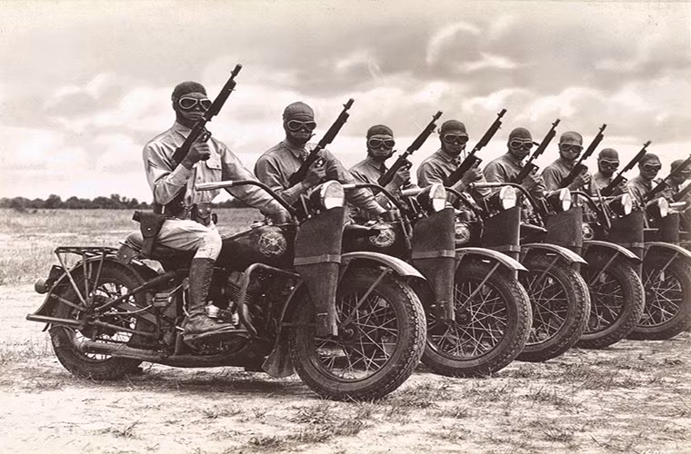 Trong suốt CTTG 2, nước Mỹ đã cho sản xuất hơn 2 triệu khẩu Thompson các loại phục vụ trên khắp các mặt trận tuy nhiên trong số đó nổi tiếng nhất vẫn là Mặt trận Thái Bình Dương khi mẫu tiểu liên này giúp binh sĩ Mỹ đủ tự tin để đối đầu với các đợt tấn công “tự sát” của quân Nhật. Nguồn ảnh: wordpress.com.