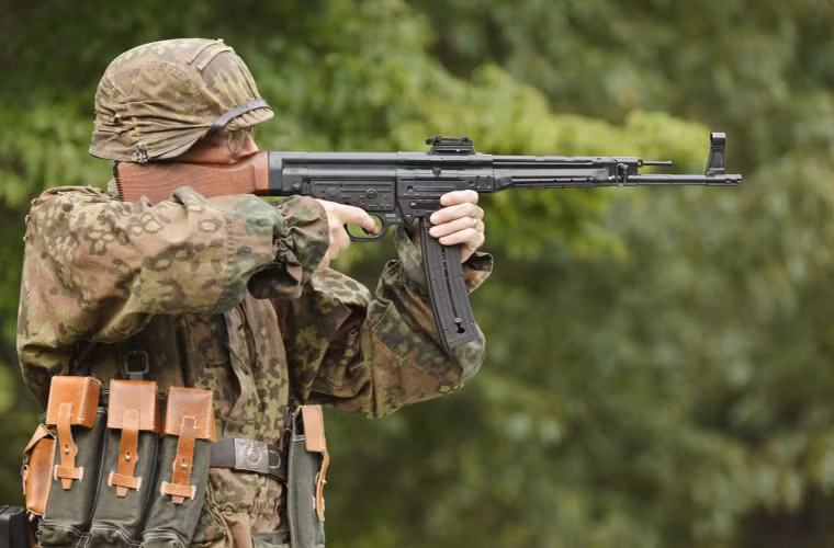 StG 44 sở hữu thiết kế khá hiện đại trong giai đoạn nó xuất hiện, bên cạnh đó nó còn có chế độ bắn đa dạng gồm từng viên, tự động và bán tự động. Trọng lượng của súng cũng tương đối nhẹ khoảng 4.6kg và có chiều dài cơ sở 940mm. Nguồn ảnh: returnofkings.com.