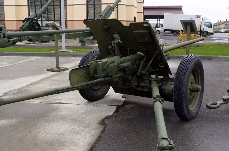 Bệ khóa nòng trên M-42 cũng được dời lùi hơn về phía sau so với 53-K nhằm tạo sự cân bằng với nòng pháo mới có chiều gần 3m. Dĩ nhiên trọng lượng của M-42 cũng sẽ lớn 53-K giữa mức 625kg với 560kg. Nguồn ảnh: arms-expo.