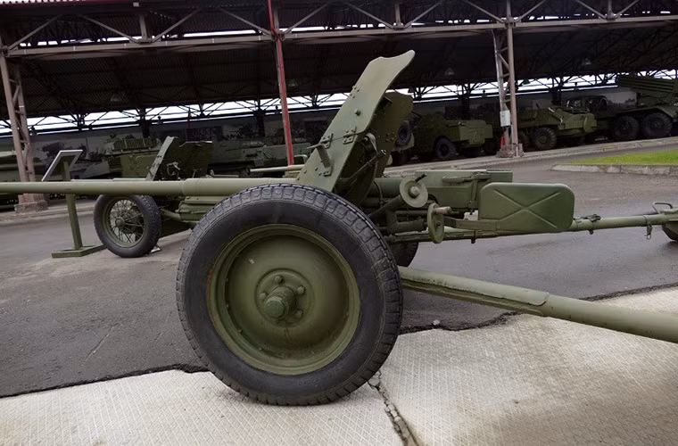 Theo đó các mẫu đạn chống tăng 45mm của M-42 có khả năng xuyên giáp hiệu quả chỉ từ 61-50mm ở tầm bắn 500-1.000m với góc bắn thẳng 90 độ, còn xe tăng hạng nặng của Đức lại được trang bị giáp trước dày tới 80mm bên hông cũng không kém từ 30mm trở lên. Do đó rất khó để M-42 có thể đối đầu trực diện với các mẫu xe tăng này. Nguồn ảnh: arms-expo.