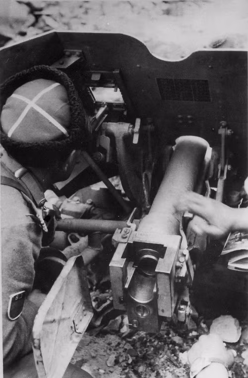 Mặc dù có nhiều cải tiến đáng giá hơn so với 53-K, nhưng tính hiệu quả của M-42 trên chiến trường ngày càng bị lu mờ khi quân Đức đưa vào trang bị các dòng xe tăng mới được trang bị giáp dày hơn như Tiger, Panther hay Panzer IV. Đạn chống tăng hay xuyên giáp 45mm trên M-42 gần như bị vô hiệu hóa. Nguồn ảnh: arms-expo.