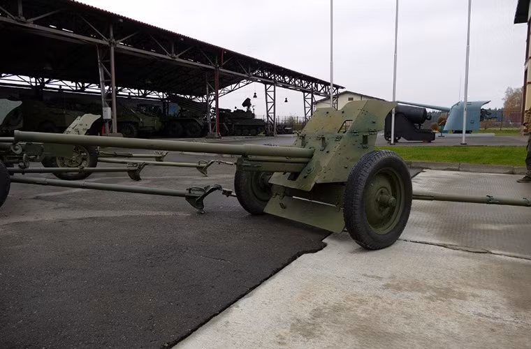 Như một kết quả tất yếu dù chỉ xuất hiện mới một năm (1942-1943) M-42 đã nhanh chóng trở nên lỗi thời, điều này buộc Quân đội Liên Xô phải đưa vào trang bị sớm các mẫu pháo chống tăng 57mm và 76mm đang được phát triển. Trong những năm sau đó M-42 vẫn tiếp tục phục vụ trong các đơn vị pháo binh Liên Xô và tỏ ra khá hiệu quả trong chiến tranh du kích cho đến khi chiến tranh kết thúc. Nguồn ảnh: arms-expo.