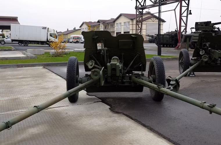 Dù tăng chiều dài nòng pháo nhưng tầm bắn của M-42 không được cải thiện mấy khi nó có tầm bắn hiệu quả chỉ 4.500m so với 4.400m trên 53-K. Bù lại nó lại có lợi thế hơn trong cận chiến trong vòng 500m đổ lại nhờ được trang bị các loại đạn mới kết hợp với đó là tốc độ bắn nhanh hơn khoảng 25 phát/phút. Nguồn ảnh: arms-expo.