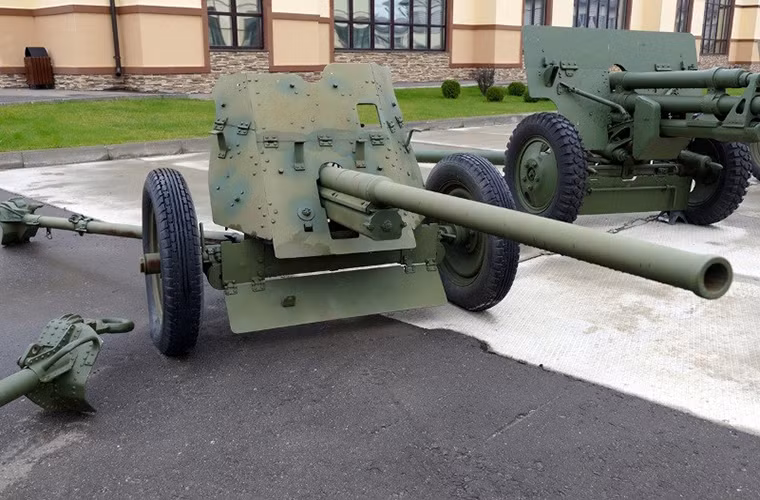 Sự ra đời của M-42 trong năm 1941-1942 được xem là giải pháp tình thế của Quân đội Liên Xô vào thời điểm đó, khi họ không sở hữu được bất kỳ loại vũ khí chống tăng nào có thể ngăn được bước tiến của các sư đoàn thiết giáp Panzer Đức. Trong khi đó nhu cầu vũ khí chống tăng từ chiến trường ngày càng lớn, còn các thiết kế sư Liên Xô cũng không thể cho ra một mẫu pháo chống tăng mới chỉ trong một sớm một chiều. Nguồn ảnh: arms-expo.