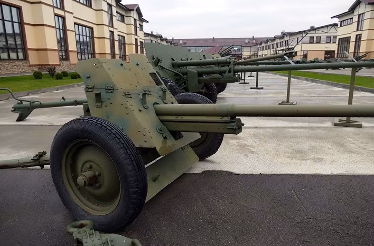 Để giải quyết “bài toán” này nhà máy quân giới số 172 của Liên Xô đã lựa chọn giải pháp cải tiến mẫu pháo chống tăng kiểu cũ 53-K và trở thành M-42 sau này. Điểm khác biệt dễ nhận thấy nhất giữa hai mẫu pháo này chính là chiều dài nòng pháo, khi M-42 được trang bị nòng dài hơn hẳn. Nguồn ảnh: arms-expo.