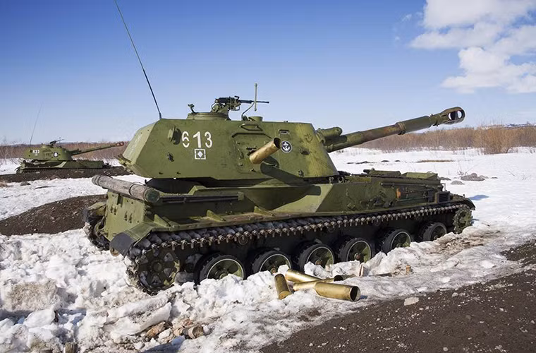 Trong đợt diễn tập tại Bán đảo Kamchatka, những khẩu 2S3 Akatsiya của Lính thủy Đánh bộ Nga không chỉ được triển khai để đối phó với các mục tiêu thông thường mà nó còn tham gia vào tình huống phòng thủ bờ biển chống địch đổ bộ. Và với sức mạnh hỏa lực của pháo 152mm, nó có thể dễ dàng tiêu diệt mục tiêu trên biển ở khoảng cách 8km tính từ ven bờ. Nguồn ảnh: Bộ Quốc phòng Nga.