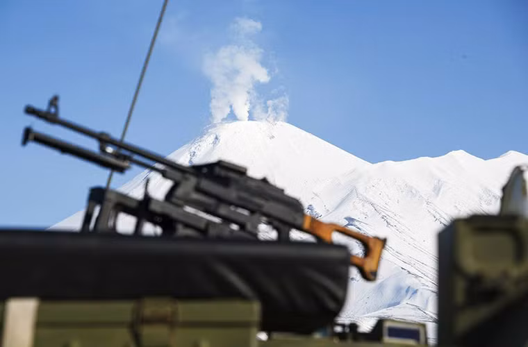 Dù đã hoạt động được gần 50 năm nhưng 2S3 Akatsiya vẫn đóng vai trò quan trọng trong các đơn vị pháo binh của Nga, và nó gần như là một mẫu pháo đa năng có thể thực hiện nhiều loại nhiệm vụ khác nhau trên chiến trường. Trong ảnh là các mục tiêu giả định trên một cao điểm bị 2S3 Akatsiya tiêu diệt trong đợt diễn tập vừa rồi. Nguồn ảnh: Bộ Quốc phòng Nga.