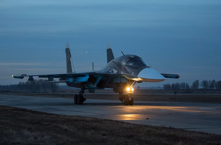 Với 12 giá treo vũ khí, Su-34 có thể mang theo 9 tấn vũ khí các loại hoặc 12 tấn vũ khí tấn công tầm gần trong bán kính chiến đấu ít hơn 1.000km. Với thiết kế đa nhiệm Su-34 không chỉ chuyên về tấn công mặt đất nó còn có thể thực hiện nhiều loại nhiệm vụ khác nhau như không chiến hoặc chống hạm. Nguồn ảnh: Arms-Expo.