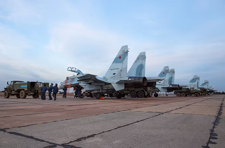 Su-27SM3 không có quá nhiều điểm khác biệt với các đàn anh của nó ngoài việc được trang bị hệ thống động cơ phản lực thế hệ mới AL-31F M, ngoài ra nó cũng được trang bị thêm giá treo vũ khí cho phép kho vũ khí có thể mang theo. Nguồn ảnh: Arms-Expo.