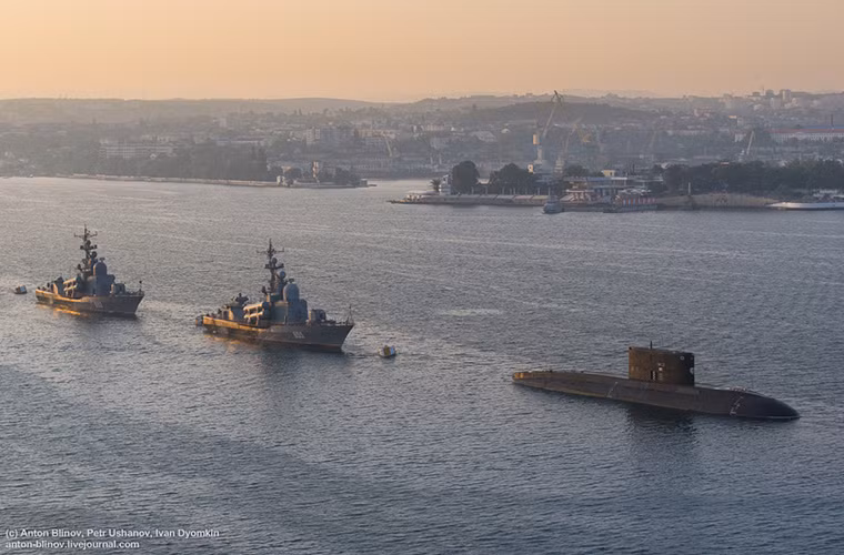 Ngay sau Novorossiysk, tàu tấn công nhanh mang tên lửa lớp Tarantul-III gồm R-60 và R-109. Nguồn ảnh: anton-blinov.