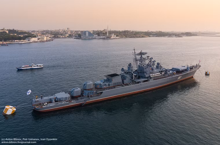 Hình ảnh hiếm hoi về tàu hộ vệ mang tên lửa Ladny của Hạm đội Biển Đen, nó một trong các tàu hộ vệ lớp Krivak đầu tiên của Liên Xô. Được biết nó chỉ mới được Hạm đội Biển Đen đưa vào trang bị trở lại trong năm 2015. Nguồn ảnh: anton-blinov.