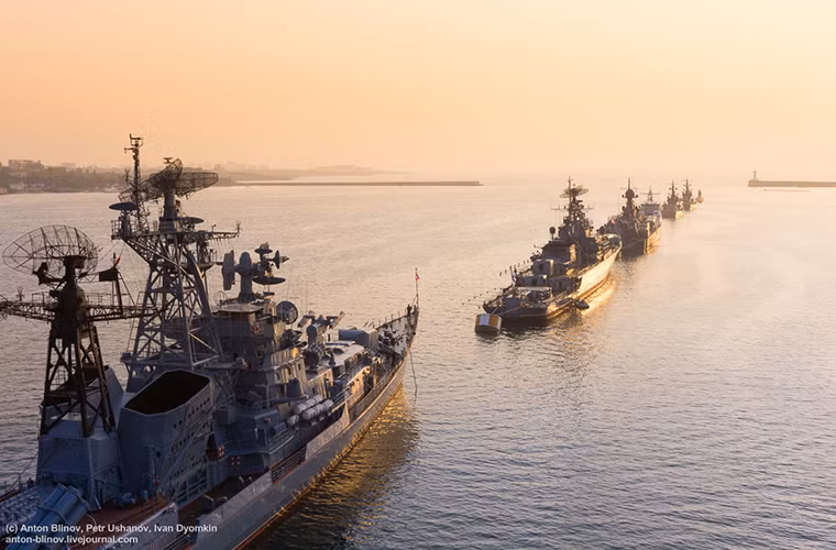 Trong ảnh là biên đội tàu chiến của Hạm đội Biển Đen tại hải cảng Sevastopol nhân lễ kỷ niệm Ngày Hải quân Nga vào năm ngoái. Nguồn ảnh: anton-blinov.