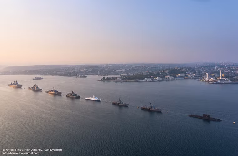 Toàn cảnh dàn tàu chiến Hạm đội Biển Đen tham gia duyệt binh nhân Ngày Hải quân Nga vào năm ngoái, dẫn đầu tàu ngầm tấn công diesel-điện Novorossiysk. Nguồn ảnh: anton-blinov.
