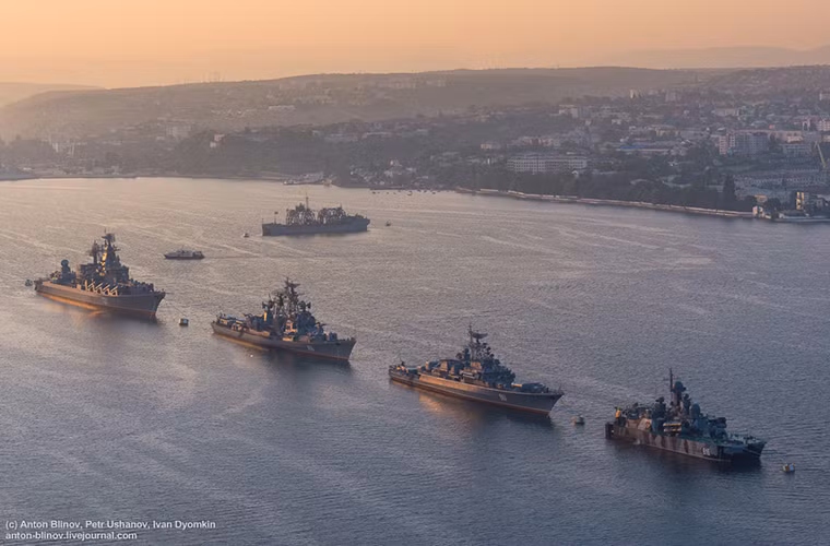 Từ trái qua lần lượt là các tàu: tuần dương hạm Moscow, khu trục hạm Smetlivy, tàu hộ vệ Ladny và tàu hộ vệ Samum thuộc lớp tàu hộ vệ mang tên lửa Bora. Nguồn ảnh: anton-blinov.