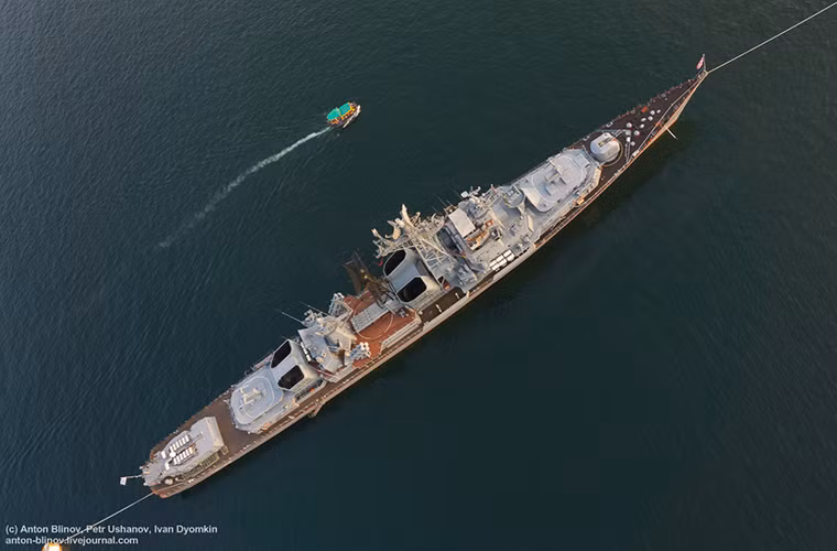 Bên cạnh việc duy trì, nâng cấp và hiện đại hóa các tàu chiến cũ có trong biên chế. Trong thời gian gần đây Hạm đội Biển Đen còn đưa vào trang bị hàng loạt tàu chiến mới như các tàu hộ vệ mang tên lửa lớp Đô đốc Grigorovich, các tàu ngầm tấn công diesel-điện lớp Kilo cải tiến và các tàu hộ vệ tên lửa lớp Buyan-M. Nguồn ảnh: anton-blinov.