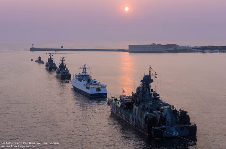 Theo dự kiến trong năm 2017, Hạm đội Biển Đen sẽ đưa vào trang bị thêm ít nhất 4 tàu chiến mới. Trong đó có tàu Đô đốc Makarov chiếc cuối cùng của lớp tàu hộ vệ mang tên lửa Đô đốc Grigorovich. Nguồn ảnh: anton-blinov.