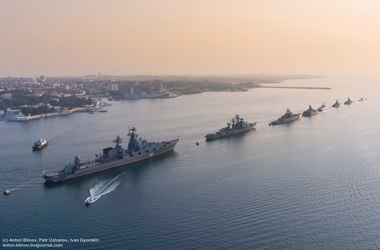  Hạm đội Biển Đen hay Bán đảo Crimea, đối với Nga có vai trò đặc biệt quan trọng khi chúng đều đóng vai trò làm tiền đồn bảo vệ nước Nga trước các mối đe dọa từ NATO vốn đang ngày càng bành trướng về phía Đông Âu. Nguồn ảnh: anton-blinov.