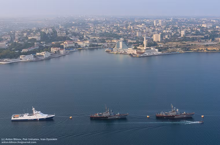 Bên cạnh việc bảo vệ lợi ích của Nga tại Biển Đen, Hạm đội Biển Đen còn tham gia các hoạt động quân sự của Hải quân Nga tại vùng Biển Địa Trung Hải nhằm hổ trợ Quân đội chính phủ Syria tiêu diệt phiến quân IS và các phần tử khủng bố cực đoan. Nguồn ảnh: anton-blinov.