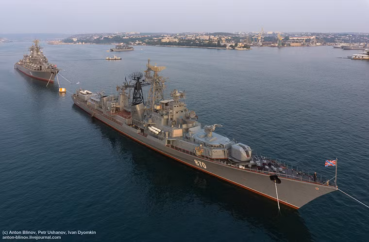 Trong ảnh là tàu khu trục mang tên lửa dẫn đường Smetlivy thuộc lớp tàu Kashin một trong những tàu chiến mạnh nhất của Hạm đội Biển Đen. Nguồn ảnh: anton-blinov.