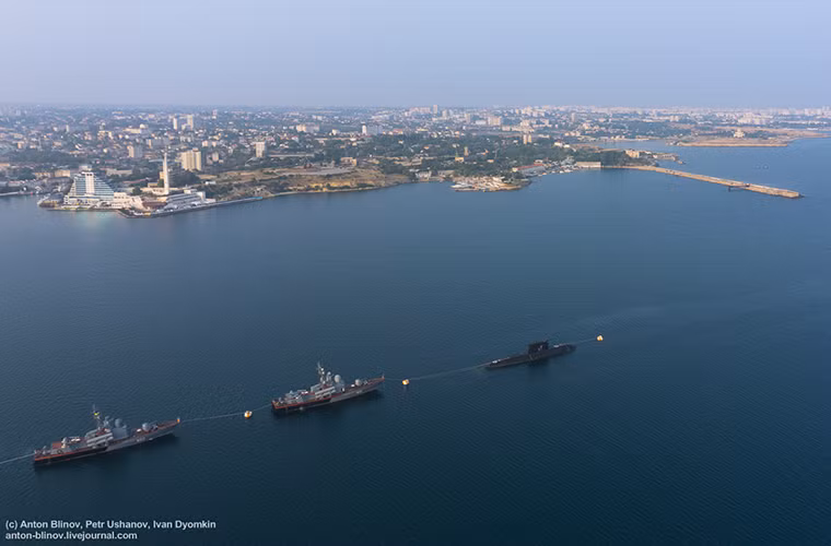 Trước sự mở rộng và ngày càng tiến sát biên giới Nga của NATO, Hạm đội Biển Đen nói riêng hay Bán đảo Crimea nói chung sẽ đóng vai trò chiến lược trong lá chắn bảo vệ nước Nga trước mọi mối đe dọa thù địch từ bên ngoài. Nguồn ảnh: anton-blinov.