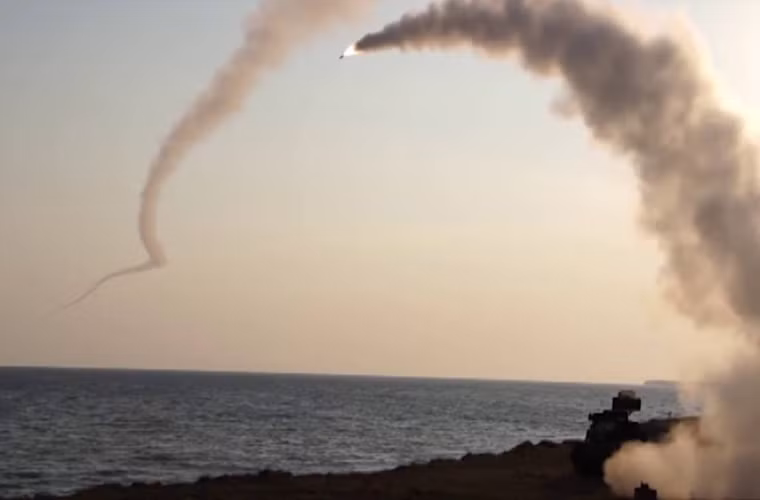 Với trọng lượng khoảng 34 tấn như hiện tại, Hải quân Nga cần tới những tàu chiến có lượng giãn nước lên đến hơn 1.000 tấn để có thể triển khai biến thể trên hạm của Tor-M2U. Nguồn ảnh: YouTube