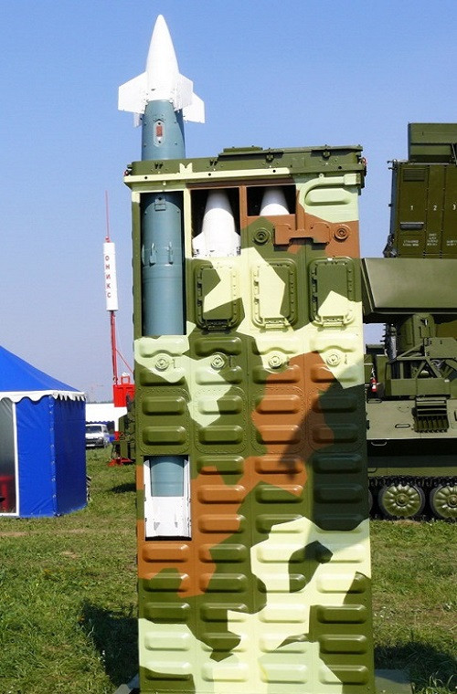 Theo Tổng giám đốc của Kupol - Fanil Ziyatdinov cho biết, công ty này sẽ sớm cho ra mắt một biến thể tên lửa phòng không trên hạm của Tor-M2U tương tự như phiên bản hải quân trước đó của Tor - 3K95 Kinzhal (định danh NATO là SA-N-9 Gauntlet) và Kortik (định danh NATO là SA-N- 11 Grison). Nguồn ảnh: arms-expo