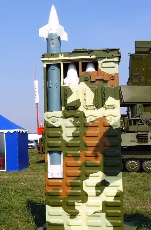 Theo Tổng giám đốc của Kupol - Fanil Ziyatdinov cho biết, công ty này sẽ sớm cho ra mắt một biến thể tên lửa phòng không trên hạm của Tor-M2U tương tự như phiên bản hải quân trước đó của Tor - 3K95 Kinzhal (định danh NATO là SA-N-9 Gauntlet) và Kortik (định danh NATO là SA-N- 11 Grison). Nguồn ảnh: arms-expo