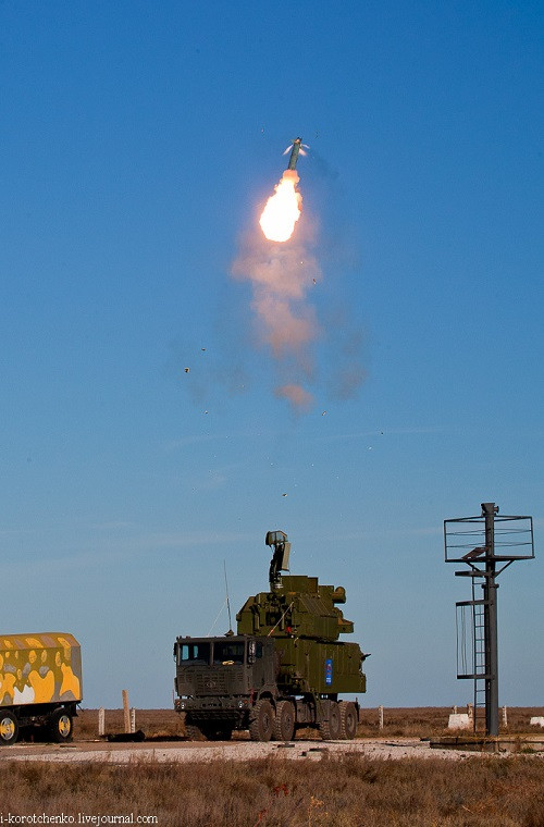 Tổ hợp tên lửa phòng không này có thể theo dõi cùng lúc 48 mục tiêu trên không và tấn công đồng thời 4 mục tiêu trong số đó. Toàn bộ tổ hợp tên lửa phòng không này được đặt trên một nền tảng khung gầm duy nhất gồm trung tâm chỉ huy, hệ thống ống phóng tên lửa thẳng đứng, hệ thống radar trinh sát và dẫn bắn. Nguồn ảnh: imgur.com