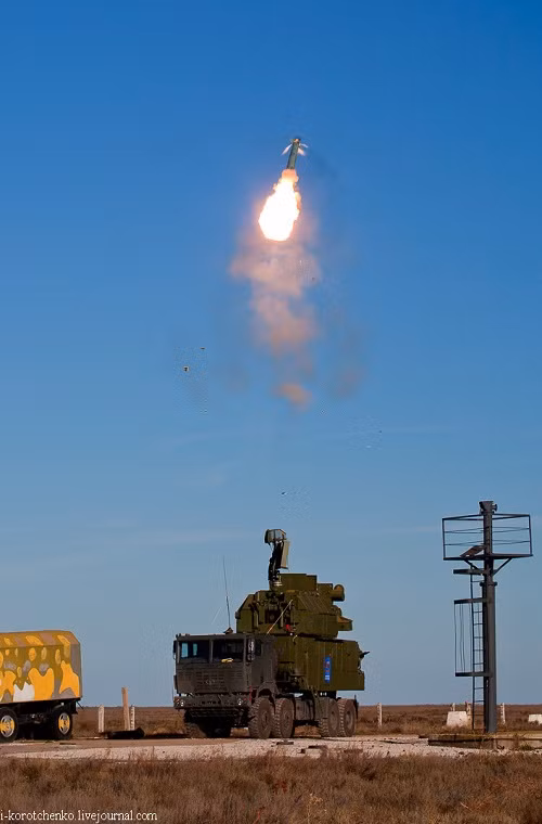 Tổ hợp tên lửa phòng không này có thể theo dõi cùng lúc 48 mục tiêu trên không và tấn công đồng thời 4 mục tiêu trong số đó. Toàn bộ tổ hợp tên lửa phòng không này được đặt trên một nền tảng khung gầm duy nhất gồm trung tâm chỉ huy, hệ thống ống phóng tên lửa thẳng đứng, hệ thống radar trinh sát và dẫn bắn. Nguồn ảnh: imgur.com