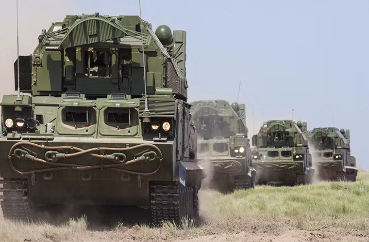 Một trong những cải tiến ở biến thể trên hạm của Tor-M2U chính là khả năng đánh chặn các mục tiêu bay tàng hình và thiết kế đạn tên lửa cũng sẽ phức tạp hơn so với mẫu đạn tên lửa 9M331 hiện tại, ngoài ra nó còn có khả năng chống áp chế điện tử mạnh hơn. Nguồn ảnh: YouTube