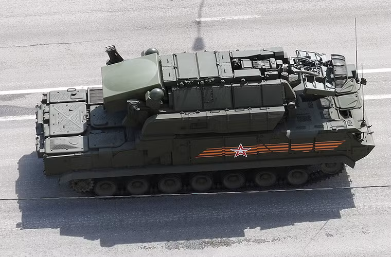 Tor-M2U lại là một trong những nền tảng chính tạo hệ thống phòng không đa lớp của nước Nga ngày nay bên cạnh các tổ hợp tên lửa phòng không tiên tiến khác như Buk-M2E, Pantsir-S1, S-300 và S-400. Nó có khả năng đánh chặn hầu hết các loại vũ khí tấn công chính xác và mục tiêu bay của đối phương từ khoảng cách 15km. Nguồn ảnh: Wikimedia