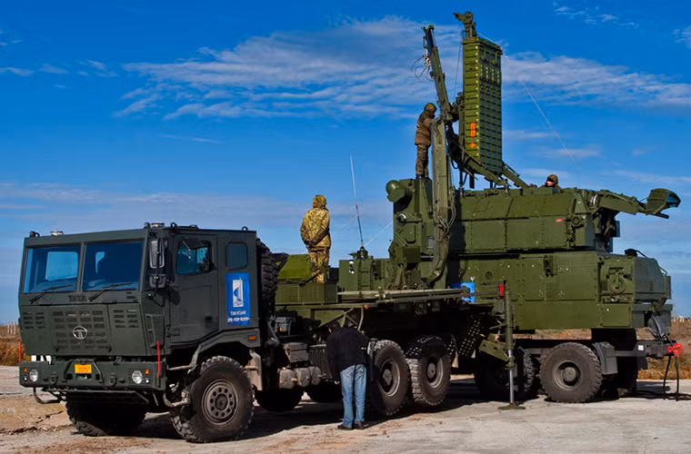 Trong tác chiến, Tor-M2U có khả năng bắn loạt ngắn 3 quả đạn chỉ trong 5 giây. Tên lửa 9M331 được thiết kế đặc biệt để chống lại các mục tiêu có khả năng thao diễn và tiết diện phản xạ tín hiệu radar nhỏ. Mỗi tên lửa 9M331 có trọng lượng 167kg dài 3m và được trang bị một đầu đạn nặng 15kg với tốc độ bay tối đa là Mach 2.8. Nguồn ảnh: imgur.com