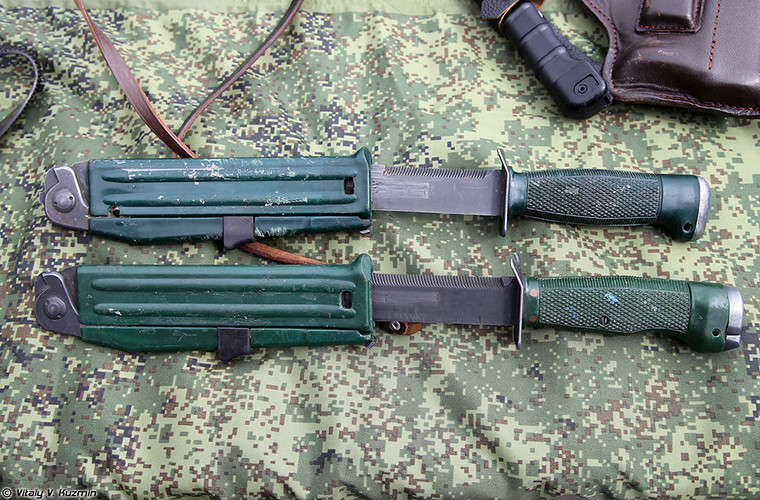Bộ đôi dao đặc biệt NRS 6P25 và NR-2 dành cho lính trinh sát Nga, trong đó 6P25 đặc biệt có khả năng bắn được cả đạn giảm thanh thông qua một khẩu súng ở cán dao. Nguồn ảnh: Vitaly Kuzmin.