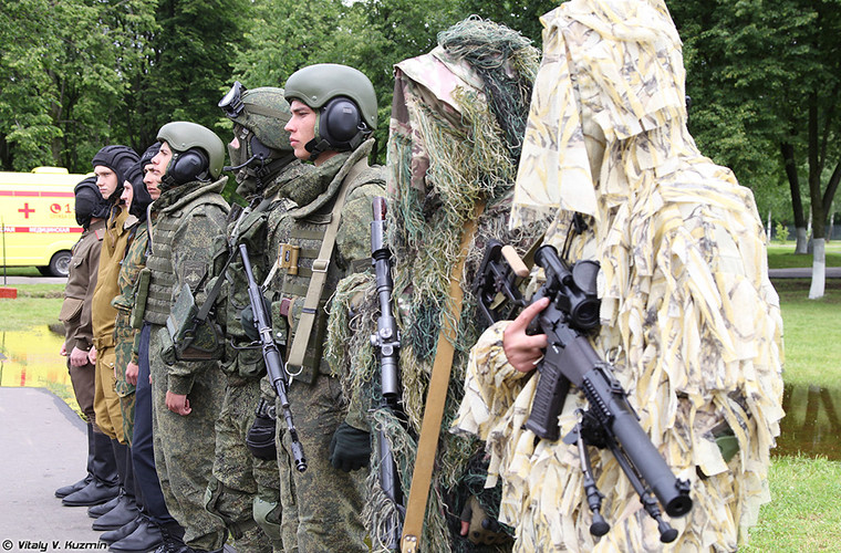 Được thành lập từ năm 1942 và hoạt động liên tục cho đến ngày nay, sư đoàn Kantemirovskaya (Quân đội Nga) luôn đóng vai trò quan trọng trong vành đai phòng thủ của Moscow suốt gần 80 năm qua. Trang bị của sư đoàn luôn được chú trọng đầu tư lớn, mạnh, hiện đại. Hiện nay, sư đoàn ngoài các xe tăng T-80U/UK tối tân, Kantermirovskaya còn sở hữu cả các đơn vị bộ binh cơ giới được trang bị tốt nhất của Lục quân Nga. Nguồn ảnh: Vitaly Kuzmin.