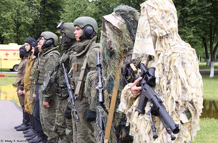 Được thành lập từ năm 1942 và hoạt động liên tục cho đến ngày nay, sư đoàn Kantemirovskaya (Quân đội Nga) luôn đóng vai trò quan trọng trong vành đai phòng thủ của Moscow suốt gần 80 năm qua. Trang bị của sư đoàn luôn được chú trọng đầu tư lớn, mạnh, hiện đại. Hiện nay, sư đoàn ngoài các xe tăng T-80U/UK tối tân, Kantermirovskaya còn sở hữu cả các đơn vị bộ binh cơ giới được trang bị tốt nhất của Lục quân Nga. Nguồn ảnh: Vitaly Kuzmin.