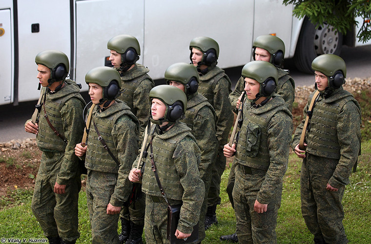 Hình ảnh một đơn vị thiết giáp của sư đoàn Kantemirovskaya với Ratnik-ZK 6B48, bản thân mỗi chiếc xe tăng chiến đấu chủ lực Nga thường có kíp chiến đấu tối đa chỉ ba người. Nguồn ảnh: Vitaly Kuzmin.