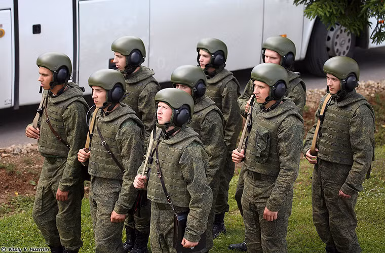 Hình ảnh một đơn vị thiết giáp của sư đoàn Kantemirovskaya với Ratnik-ZK 6B48, bản thân mỗi chiếc xe tăng chiến đấu chủ lực Nga thường có kíp chiến đấu tối đa chỉ ba người. Nguồn ảnh: Vitaly Kuzmin.