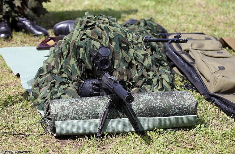 VSSM Val hay VSS đều sử dụng đạn tiêu chuẩn 9x39mm được tích hợp sẵn nòng giảm thanh và có tầm bắn hiệu quả lên đến 400m ống ngắm quang học. Nguồn ảnh: Vitaly Kuzmin.