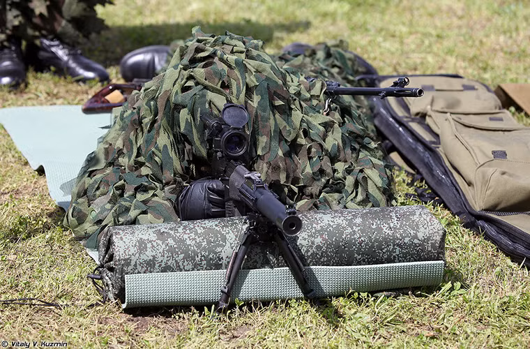 VSSM Val hay VSS đều sử dụng đạn tiêu chuẩn 9x39mm được tích hợp sẵn nòng giảm thanh và có tầm bắn hiệu quả lên đến 400m ống ngắm quang học. Nguồn ảnh: Vitaly Kuzmin.