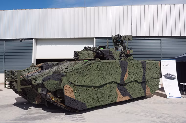 Mặc dù được phân loại là xe chiến đấu bộ binh nhưng Ajax không khác gì mấy so với các dòng xe bọc thép hạng nhẹ của Anh hiện tại. Thế mạnh duy nhất của nó có lẽ là hệ thống phòng vệ tiên tiến còn hệ thống vũ khí chỉ mức tương đối nếu không muốn nói là có phần yếu kém trước một số dòng xe chiến đấu bộ binh khác trên thế giới. Nguồn ảnh: Flickr
