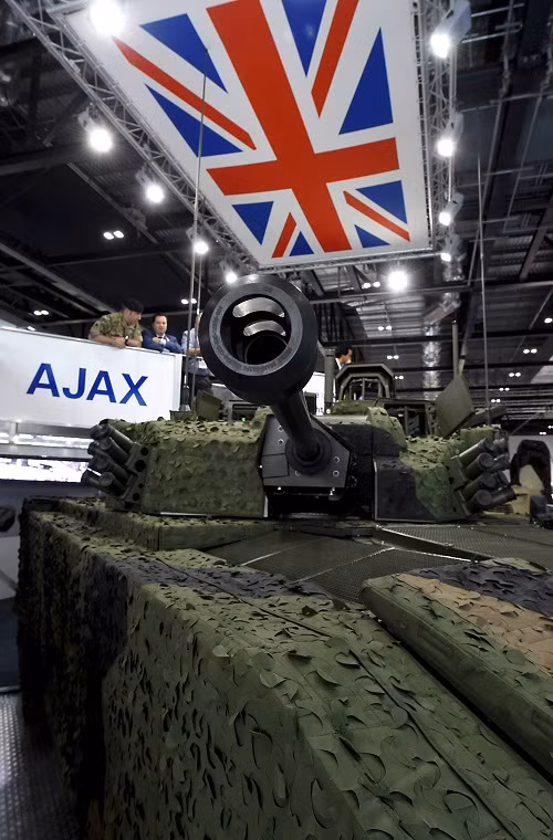 Hỏa lực chính của Ajax là pháo tự động 40mm CT40- một trong những mẫu pháo tự động hiện đại nhất của Châu Âu hiện nay, nó có tốc độ bắn lên đến 200 phát/phút với khả năng xuyên giáp 100mm với đạn thông thường ở tầm gần. Nếu phải đối đầu với xe tăng chiến đấu chủ lực dĩ nhiên CT40 không thể hạ gục được kẻ thù của mình nhưng nó vẫn có thể gây thiệt hại đối với lớp giáp bảo vệ bên ngoài hay trang thiết bị được gắn bên ngoài xe tăng. Nguồn ảnh: 4Archive.org