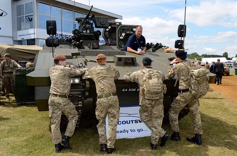 Nhưng cái giá của việc trang bị Ajax trong Quân đội Anh lại là quá đắt khi London quyết định cắt giảm một phần lực lượng xe tăng chiến đấu chủ lực Challenger-2 để đổi lấy Ajax. Đây được xem gần như là hành tự sát khi Ajax không thể thay thế vai trò của một xe tăng chiến đấu chủ lực trên chiến trường. Nguồn ảnh: Think Defence