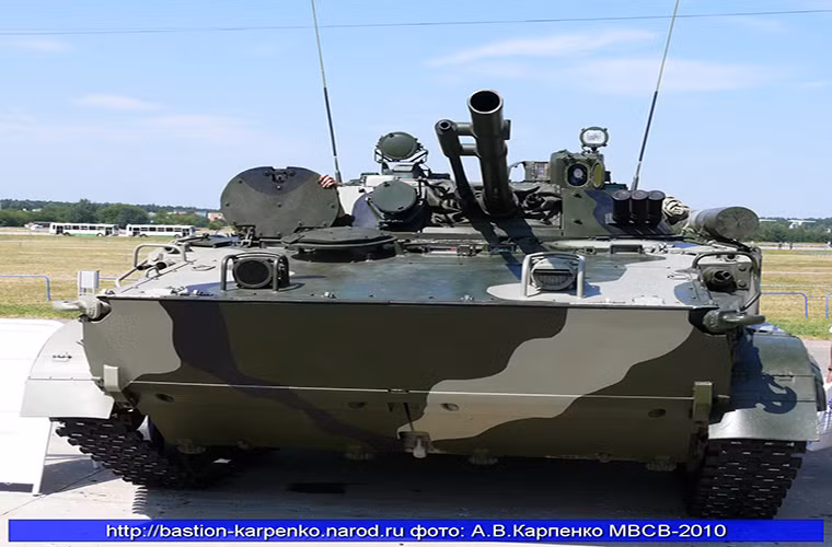 Thiết kế của Ajax về cơ bản giống các dòng xe chiến đấu bộ binh có từ những năm 1970, và ngày nay chẳng có mẫu xe chiến đấu bộ binh nào không được trang bị tên lửa chống tăng trong khi đó Ajax lại không. Về khả năng cơ động trọng lượng của Ajax thậm chí gần bằng một xe tăng chiến đấu chủ lực thì liệu nó có đủ nhanh trên chiến trường. Trong ảnh là xe chiến đấu bộ binh BMP-3 của Nga hình mẫu của phương tiện chiến tranh hiện đại. Nguồn ảnh: bastion-karpenko